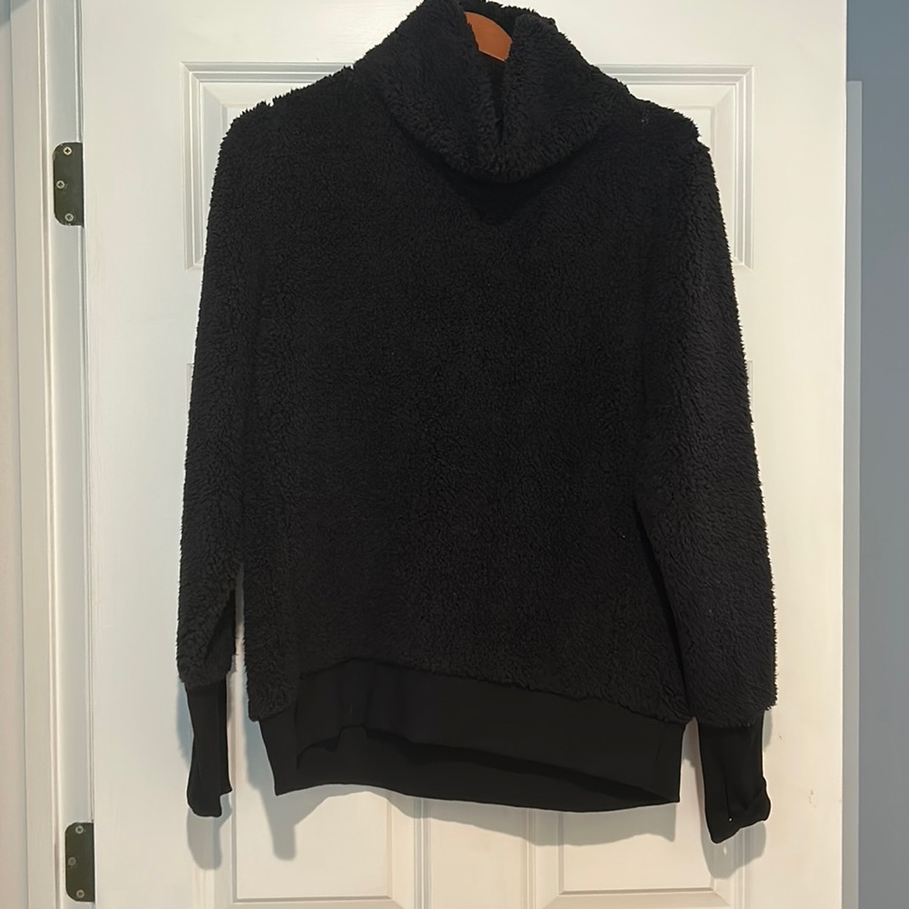 Athlete Sherpa Turtleneck pullover. Size M. Black